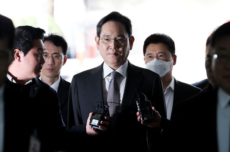 South Korea prosecutors seek 5-yr jail term for Samsung Elec chief in appeals case