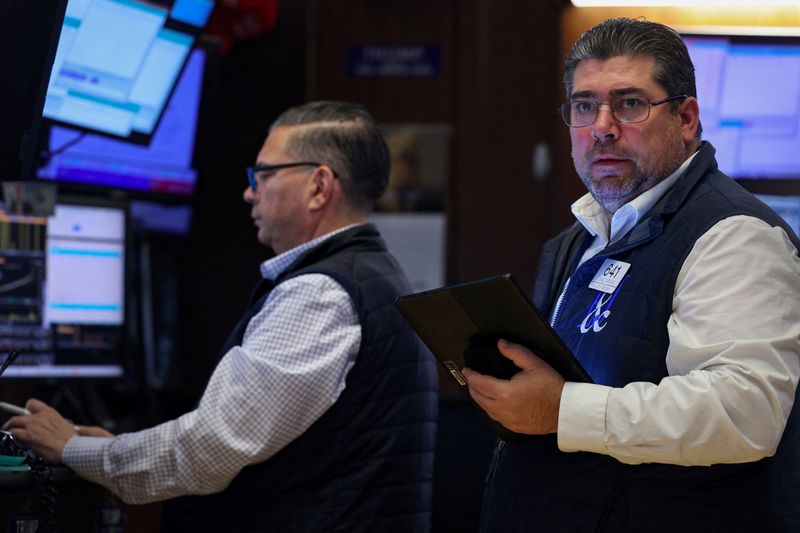 Wall Street stocks end higher on tech; markets analyze Trump’s tariff threats, Fed minutes